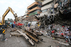 تلاش  نیروهای امدادی و نجات در پلاسکو برای بیرون آوردن و نجات دوستان و همکاران خود بعد ۲۴ ساعت همچنان ادامه دارد