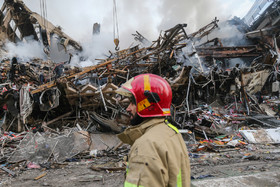 تلاش  نیروهای امدادی و نجات در پلاسکو برای بیرون آوردن و نجات دوستان و همکاران خود بعد ۲۴ ساعت همچنان ادامه دارد