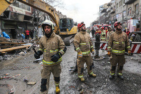 تلاش  نیروهای امدادی و نجات در پلاسکو برای بیرون آوردن و نجات دوستان و همکاران خود بعد ۲۴ ساعت همچنان ادامه دارد