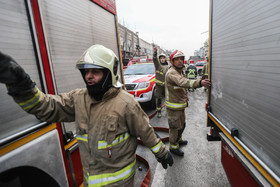 تلاش  نیروهای امدادی و نجات در پلاسکو برای بیرون آوردن و نجات دوستان و همکاران خود بعد ۲۴ ساعت همچنان ادامه دارد