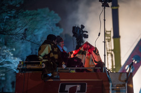 تلاش  نیروهای امدادی و نجات در پلاسکو برای بیرون آوردن و نجات دوستان و همکاران خود بعد ۲۴ ساعت همچنان ادامه دارد