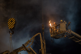 تلاش  نیروهای امدادی و نجات در پلاسکو برای بیرون آوردن و نجات دوستان و همکاران خود بعد ۲۴ ساعت همچنان ادامه دارد