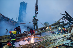 تلاش  نیروهای امدادی و نجات در پلاسکو برای بیرون آوردن و نجات دوستان و همکاران خود بعد ۲۴ ساعت همچنان ادامه دارد