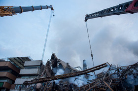 تلاش  نیروهای امدادی و نجات در پلاسکو برای بیرون آوردن و نجات دوستان و همکاران خود بعد ۲۴ ساعت همچنان ادامه دارد