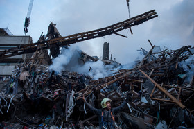 تلاش  نیروهای امدادی و نجات در پلاسکو برای بیرون آوردن و نجات دوستان و همکاران خود بعد ۲۴ ساعت همچنان ادامه دارد