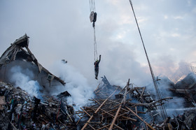تلاش  نیروهای امدادی و نجات در پلاسکو برای بیرون آوردن و نجات دوستان و همکاران خود بعد ۲۴ ساعت همچنان ادامه دارد