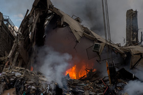 تلاش  نیروهای امدادی و نجات در پلاسکو برای بیرون آوردن و نجات دوستان و همکاران خود بعد ۲۴ ساعت همچنان ادامه دارد