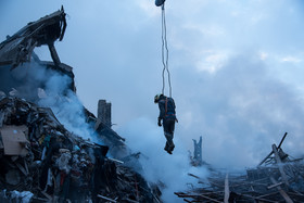 تلاش  نیروهای امدادی و نجات در پلاسکو برای بیرون آوردن و نجات دوستان و همکاران خود بعد ۲۴ ساعت همچنان ادامه دارد