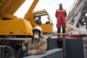 تلاش  نیروهای امدادی و نجات در پلاسکو برای بیرون آوردن و نجات دوستان و همکاران خود بعد ۲۴ ساعت همچنان ادامه دارد