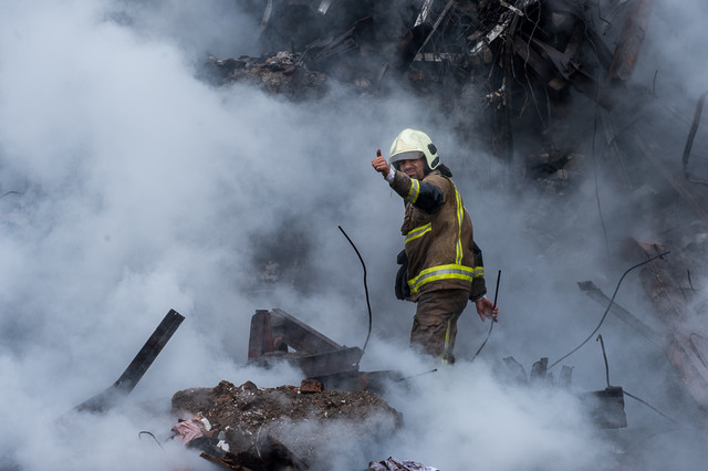 نیروهای امدادی در حال جستجوی اجساد شهدای آتش‌نشان در سومین روز حادثه پلاسکو