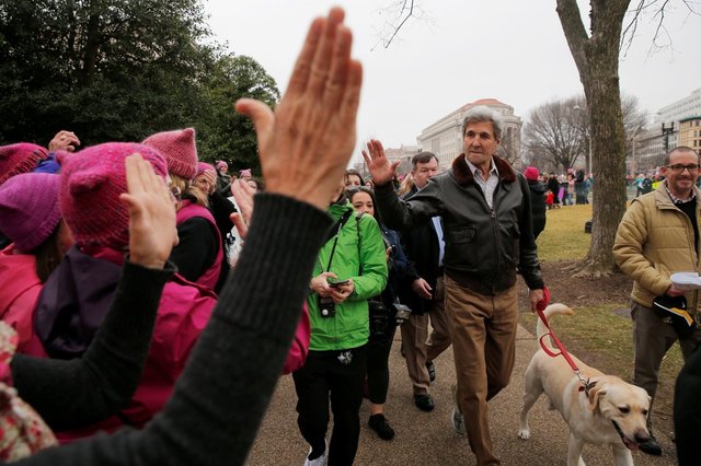 حضور کری و سگش در تظاهرات ضد ترامپ