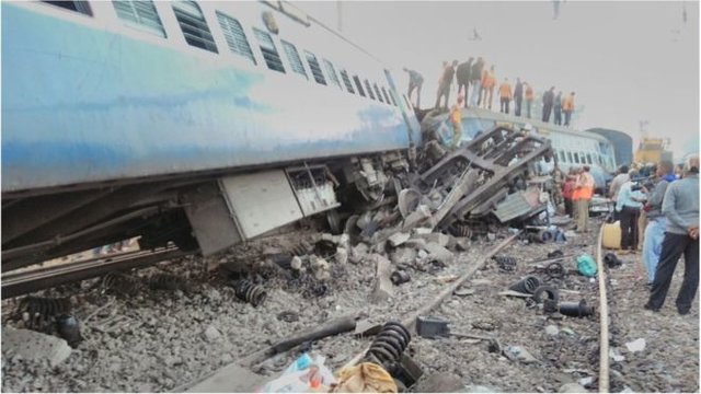 ۲۶ کشته بر اثر خارج شدن قطار از ریل در هند