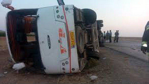 واژگونی اتوبوس در گردنه اسدآباد بیش از 10 مصدوم داشت