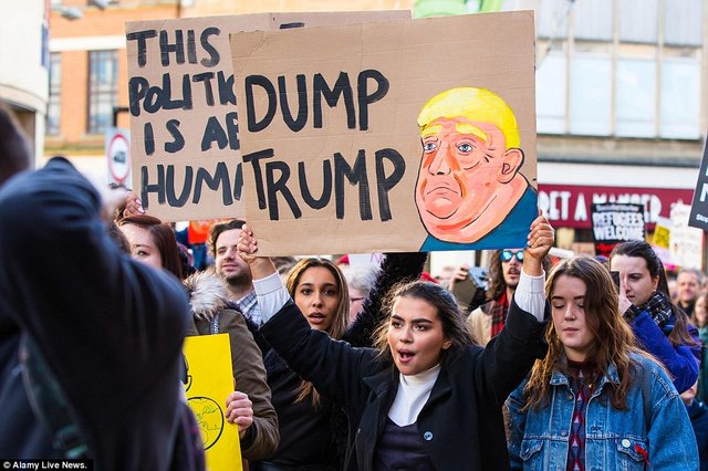 تظاهرات هزاران نفری مردم آمریکا علیه سیاست‌های ترامپ