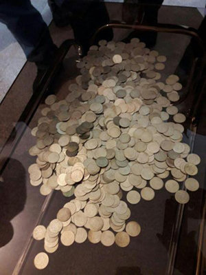 کشف 1072 سکه تاریخی در دیشموک کهگیلویه