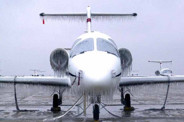 فرآیند یخ‌زدایی از هواپیما چگونه انجام می‌شود؟