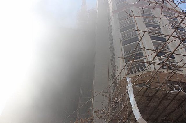 حریق در برج 19 طبقه در حال ساخت