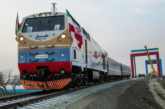 ورود اولین قطار مسافربری از کشور آذربایجان به ایران