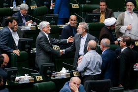 عکس منتخب سال - ۹ خرداد نمایندگان مجلس شورای اسلامی صبح امروز در دومین جلسه علنی مجلس دهم رییس و 11 عضو هیات رییسه موقت این دور از مجلس را انتخاب کردند. در آغاز جلسه علنی امروز مجلس و با کلید خوردن انتخابات هیات رییسه موقت مجلس دهم، نام علی لاریجانی و محمدرضا عارف به عنوان کاندیداهای ریاست مجلس اعلام شد و نهایتا علی لاریجانی توانست با 173 رای در مقابل 103 رای عارف، ریاست موقت مجلس دهم را بر عهده بگیرد