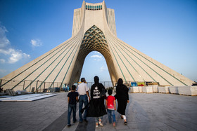 عکس منتخب سال - ۳۱ مرداد - در روزهای پایانی سال گذشته مانتوهایی با نوشته من ملکه هستم وارد کشور شدند که بعد از مدتی در بازار با اقبال روبه رو شدند.جمله ای که برگرفته از پیام پادشاه کشور انگلیس با هدف روحیه دادن به مردم و سربازانِ در حال جنگ در دوران جنگ جهانی دوم بود و پوستری که روی آن نوشته شده بود: «آرام باشید و ادامه دهید». تولیدکنندگان بعد از این اقبال مردم خود نیز شروع به تولید کردند و هر کدام به سلیقه خود جمله اصلی را تغییر دادند
