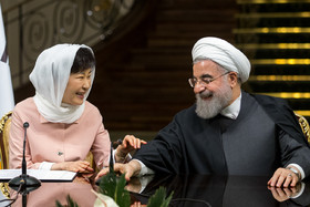 عکس منتخب سال - ۱۳ اردیبهشت رییس جمهوری کره جنوبی در مجموعه تاریخی – فرهنگی سعد آباد مورد استقبال رسمی حجت الاسلام و المسلمین حسن روحانی رییس جمهوری قرار گرفت.
 «پارک گئون هی» نخستین رییس جمهوری کره جنوبی است که در تاریخ این کشور، از ایران دیدن می کند.