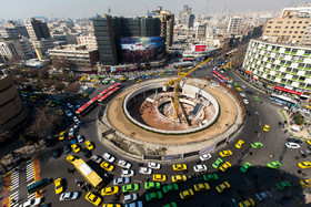 عکس منتخب سال - ۲ اسفند ماه جمعی از خبرنگاران و هنرمندان از پلازای میدان ولیعصر بازدید کردند و در حاشیه بازدید معاون حمل و نقل و ترافیک شهرداری تهران اعلام کرد پلازای ولیعصر(عج) در تاریخ ۲۰ اسفند افتتاح شد
