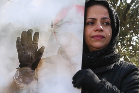 عکس منتخب سال - ۱۱ بهمن - مراسم تشییع پیکر ۱۵ شهید آتش نشان حادثه پلاسکو در مصلای تهران انجام شد