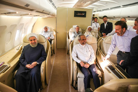 عکس منتخب سال - ۲۸ فروردین - حسن روحانی رئیس جمهوری که روز چهارشنبه(۲۵ فروردین ماه) برای شرکت در اجلاس سران کشورهای عضو سازمان همکاری اسلامی به استانبول ترکیه سفر کرده بود، پس از سفری یک روزه به آنکارا پایتخت این کشور و امضای چند تفاهمنامه با طرف ترک، فرودگاه آنکارا را به مقصد تهران ترک کرد. 