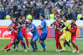 عکس منتخب سال - ۲۴ بهمن - دربی هشتاد و چهرم سرخ آبی های پایتخت با نتیجه ۳-۲ به نفع استقلال پایان یافت