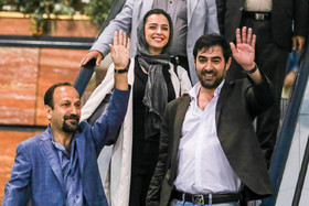 عکس منتخب سال - ۷ خرداد اصغر فرهادی کارگردان فیلم فروشنده پس از شرکت در جشنواره فیلم کن ۲۰۱۶ در کشور فرانسه همراه با شهاب حسینی و ترانه علیدوستی وارد فرودگاه امام (ره) شد و مورد استقبال قرار گرفتند