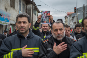 عکس منتخب سال - ۱۲ بهمن، رضوانشهر گیلان، تشییع پیکر محسن روحانی شهید آتشنشان گیلانی حادثه پلاسکو 