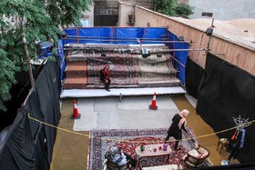 عکس منتخب سال - ۲۰ مرداد، اجرای تئاتر در حیاط کافه گالری آزاد کرمان به دلیل کمبود سالن مناسب برای اجرای نمایش.