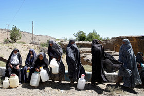 عکس منتخب سال - 21 مرداد، گناباد. ساکنان روستای کلاته نو کاخک در انتظار تانکر آبرسانی آب آشامیدنی به این روستا هستند.