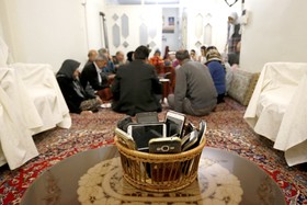 عکس منتخب سال - 30 دی، همدان. اعضای خانواده در شب یلدا موبایل های خود را کنار گذاشته اند. در شب یلدای امسال کمپین شب یلدای بدون موبایل در شبکه های مجازی به راه افتاده بود.