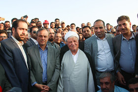 عکس منتخب سال - ۲۴ تیر، عکس یادگاری كارگران و مسئولان شاغل در پروژه انتقال اب صفارود با آیت‌الله هاشمی رفسنجانی در سفر وی به استان کرمان