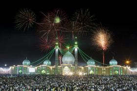عکس منتخب سال - ۲ خرداد، نورافشانی مسجد جمکران در جشن نیمه شعبان