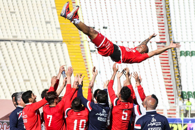 دیدار تیمهای فوتبال تراکتور سازی تبریز و نفت تهران