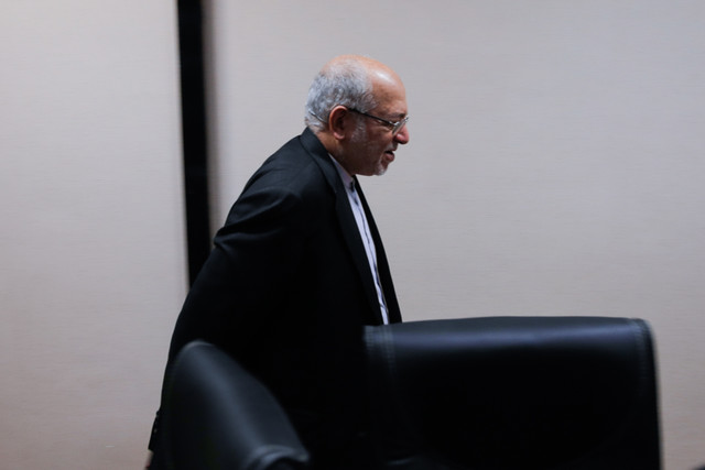 برای ماندن من بزرگان نظر میدهند/ مالیات بر ارزشافزوده همان ۹ درصد/ به خودروسازها تعصب نداریم  نعمت زاده