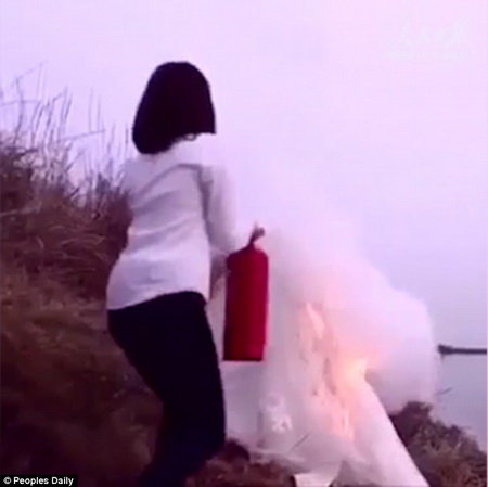 نتیجه تصویری برای آتش زدن لباس عروس چینی