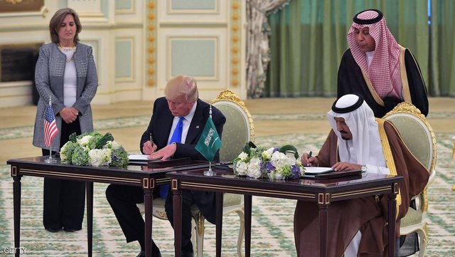 ترامپ و پادشاه عربستان در حال امضای توافق همکاری