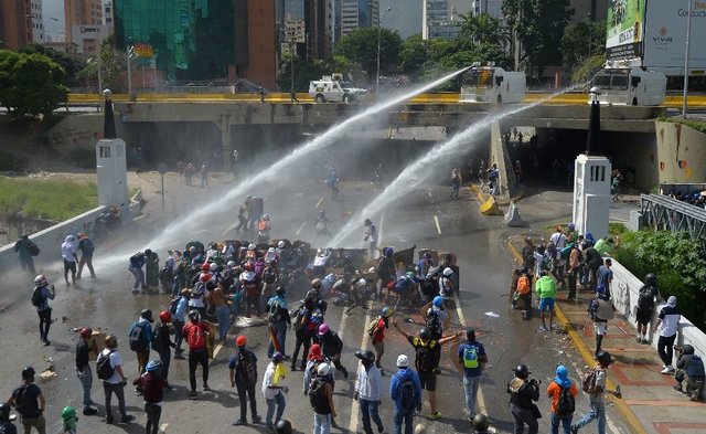 تلاش ناکام اپوزیسیون ونزوئلا برای جلب حمایت ارتش/ معترضان امروز هم به خیابان‌ها می‌آیند