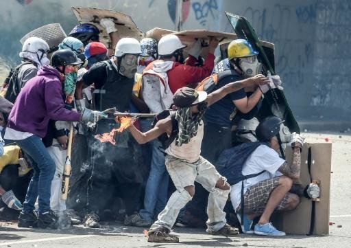 درگیری پلیس با معترضان به سرکوب رسانه‌ها در ونزوئلا