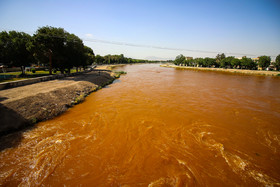 سرخ شدن آب زاینده رود‎