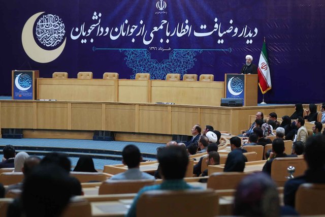 ویدئو / روحانی در دیدار و ضیافت افطار با جوانان و دانشجویان روحانی در دیدار و ضیافت افطار با جوانان و دانشجویان