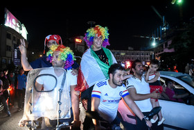 شادی مردم پس از صعود تیم ملی فوتبال به جام جهانی - تهران