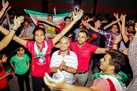 شادی مردم پس از صعود تیم ملی فوتبال به جام جهانی - اراک
