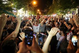 شادی مردم پس از صعود تیم ملی فوتبال به جام جهانی - مشهد