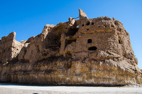 قلعه ساسانی در روستای گرمه، پیشتر به عنوان پناهگاه روستاییان در زمان جنگ بوده و سال‌ها نیز حکم انبار غله را برای آنان داشته است.