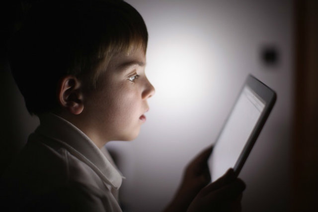 کودک کامپیوتر تبلت الکترونیکی تلفن هوشمند
