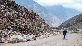 دفن غیر قانونی زباله در استان مازندران - در محدوده پايين دست محل انباشت زباله، كشت برنج همچنان ادامه دارد. آب اين زمين ها آلوده به شيرابه  است .